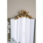 Miroir mural décoratif arqué de 24 x 37,4 pouces avec cadre ivoire vieilli et couronne florale dorée