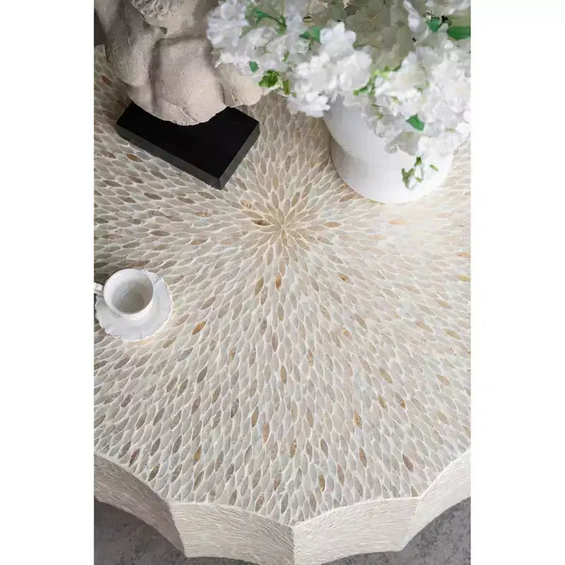 Table basse géométrique avec base en bois et plateau en capiz blanc et noir 35,5x35,5x16