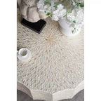 Table basse géométrique avec base en bois et plateau en capiz blanc et noir 35,5x35,5x16