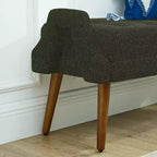 Banc moderne avec coussin moelleux, accoudoirs géométriques et pieds en bois massifIdéal pour les salons, les chambres et les entrées